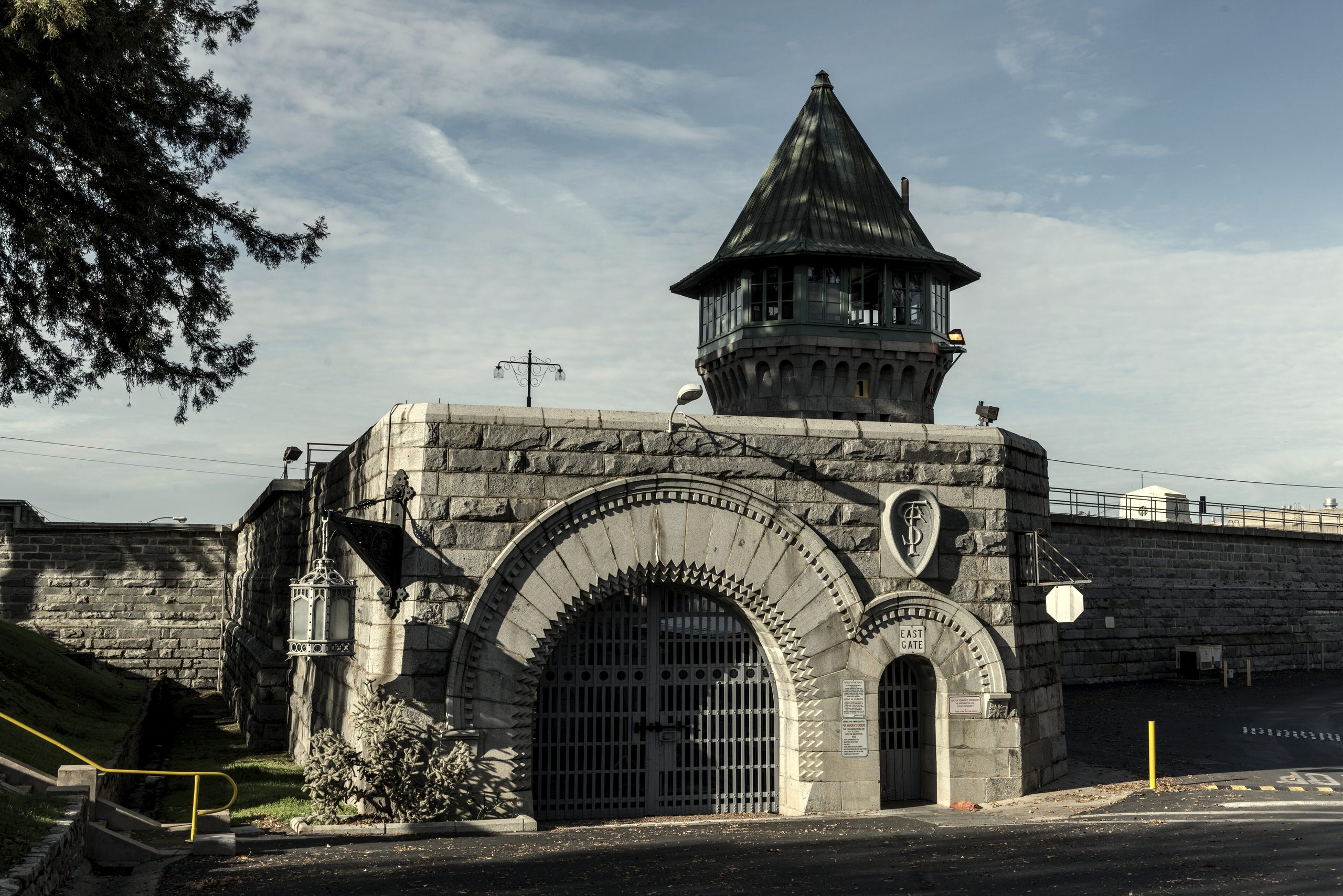 폴섬 주립교도소의 감시탑과 동문 · Folsom State Prison's East Gate and tower